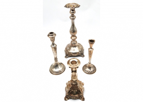 לוט של ארבעה פמוטי כסף בודדים מדגמים שונים ויצרנים שונים