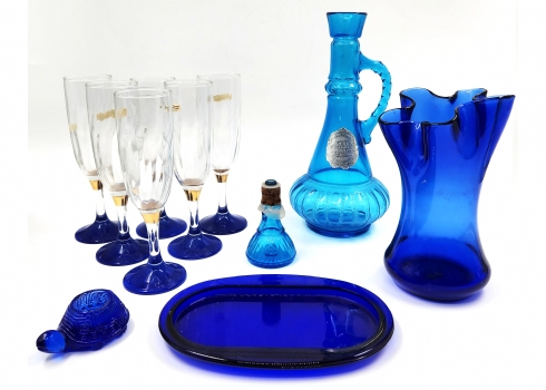 לוט של 10 חפצי זכוכית כחולה (יצרנים שונים, דגמים שונים)