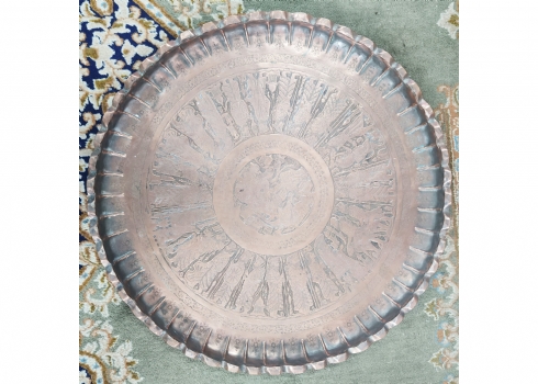 מגש פרסי עתיק מהמאה ה-19 עשוי נחושת, מעוטר בעבודת ריקוע ידנית