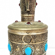 קנקן איסלמי ישן עשוי מתכת מצופה כסף ומשובץ אבנים בגווני קורניאול וטורקיז ומעוטר