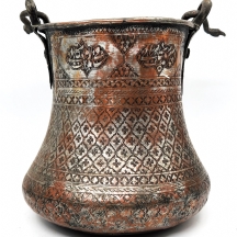 כלי אסלאמי עתיק מסוף המאה ה-19 (אירן) עשוי נחושת (שאריות ציפוי בדיל), ידית נחושת
