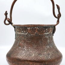 כלי אסלאמי עתיק מסוף המאה ה-19 (אירן) עשוי נחושת (שאריות ציפוי בדיל), ידית נחושת