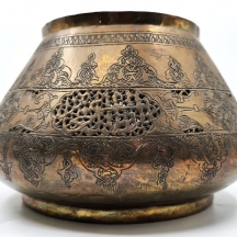 כלי סורי עתיק עשוי פליז מעוטר בעבודת ריקוע וניסור ידנית, המאה ה-19