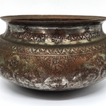 כלי פרסי עתיק מהמאה ה-19, עשוי נחושת מעוטרת בעבודת יד, שאריות ציפוי בדיל