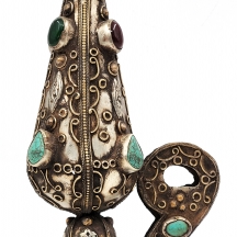 בקבוק דקורטיבי בסגנון טורקמני, עשוי מתכת מצופה כסף ומשובץ אבנים צבעוניות