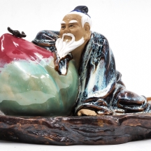 פסל קרמיקה סיני מתוצרת שיוואן (Shiwan ware), עשוי חימר מעוטר בזיגוג, חתום