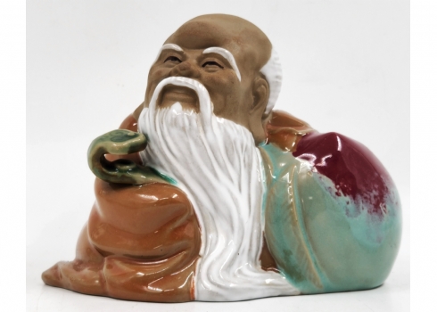פסל קרמיקה סיני מתוצרת שיוואן (Shiwan ware), עשוי חימר מעוטר בזיגוג, חתום