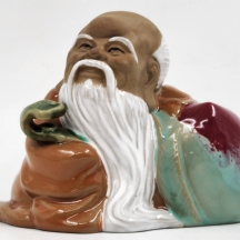 פסל קרמיקה סיני מתוצרת שיוואן (Shiwan ware), עשוי חימר מעוטר בזיגוג, חתום