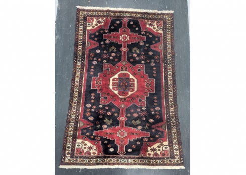 שטיח המדן פרסי ישן, עבודת יד (זליגת צבע - מצולם), מידות: 244X140 ס"מ.