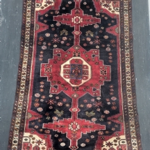 שטיח המדן פרסי ישן, עבודת יד (זליגת צבע - מצולם), מידות: 244X140 ס"מ.