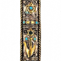בית מזוזה ישן בסגנון טורקמני, עשוי מתכת מעוטרת ומשובצת אבנים צבעוניות