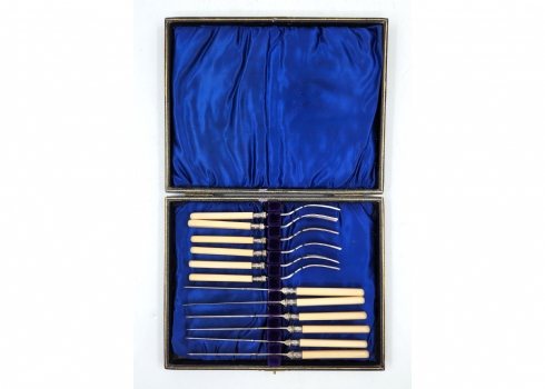 סט סכום ישן, עשוי מתכת ואייבורין, כולל 6 מזלגות ו6 סכינים, חתום, נתון בקופסה מקו