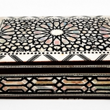 קופסה איסלמית מלבנית יפה, עשויה עץ ומעוטרת בשיבוץ מסוג 'קאטם קארי (Khatam Kari)