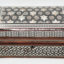 קופסת תכשיטים איסלמית יפה, עשויה עץ ומעוטרת בשיבוץ מסוג 'קאטם קארי (Khatam Kari)