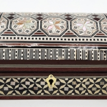 קופסת תכשיטים איסלמית יפה, עשויה עץ ומעוטרת בשיבוץ מסוג 'קאטם קארי (Khatam Kari