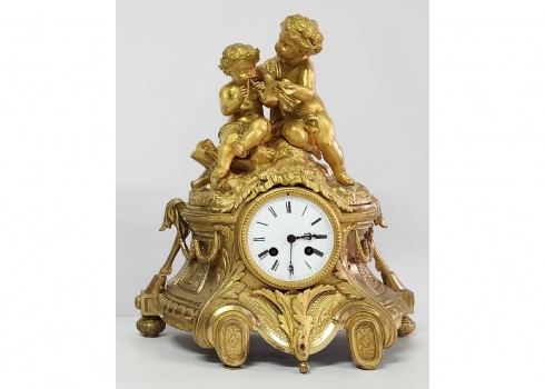 שעון קמין צרפתי עתיק מהמאה ה-19 (תקופת נפוליאון השלישי), עשוי שפלטר מוזהב (הזהבה