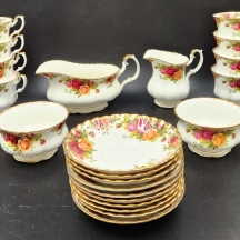 חלקי סט פורצלן אנגלי מתוצרת: 'רויאל אלברט' (Royal Albert), עשוי פורצלן