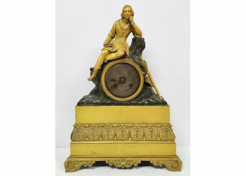 שעון קמין צרפתי עתיק מהמאה ה-19, עשוי ברונזה, מעוטר בדמות אציל יושב על סלע