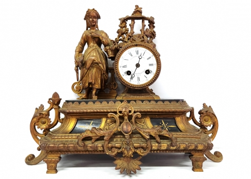 שעון קמין צרפתי עתיק מהמאה ה-19 עשוי צפחה שחורה ושפלטר, מעוטר בדמות בוצרת