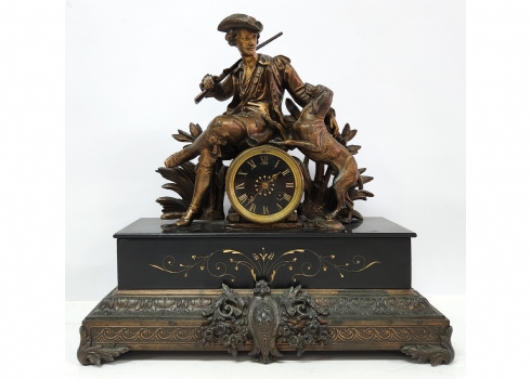 שעון קמין צרפתי עתיק מהמאה ה-19 עשוי צפחה שחורה ושפלטר, מעוטר בדמות צייד וכלבו