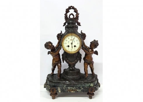 שעון קמין צרפתי עתיק מפואר ומרשים מאד, עשוי שפלטר צבוע צביעה קרה דמויית פאטינה