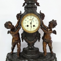 שעון קמין צרפתי עתיק מפואר ומרשים מאד, עשוי שפלטר צבוע צביעה קרה דמויית פאטינה
