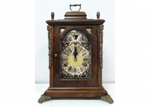 שעון ישן בסגנון עתיק עשוי חומר דמוי עץ ומתכת, לא נבדק מצב עבודה