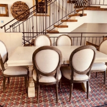 סט של 8 כיסאות לחדר אוכל, עשויים עץ וריפוד בד, מתוצרת: חברת רסטוריישן הארדוור