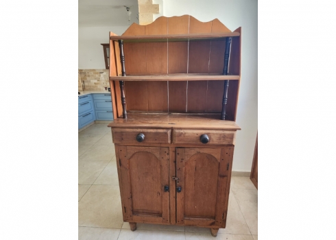 רהיט מטבח עתיק עשוי עץ מסוף המאה ה-19