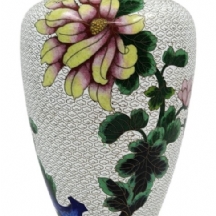 כד קלואזונה (Cloisonne) סיני ישן, עשוי פליז ומעוטר באמייל, כולל מעמד עץ