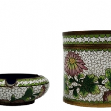 סט של שני כלי קלואזונה (cloisonne) סיניים ישנים, כולל מאפרה, קופסה ומכסה תואם
