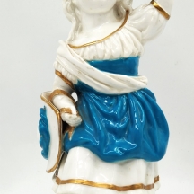 פסל פורצלן אנגלי עתיק מהמאה ה-19 (ויקטוריאני) בדמות ילדה נושאת צרור בד על ראשה