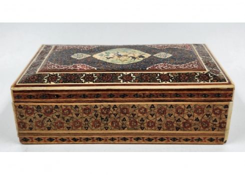 קופסה פרסית שולחנית עתיקה מעוטרת ציורי יד מיניאטוריים ושיבוץ מסוג 'קאטם קארי'