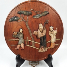 לוח סיני עתיק מסוף המאה ה-19 עשוי עץ משובץ חומרים שונים כגון אבן שושאן, ג'ייד וש