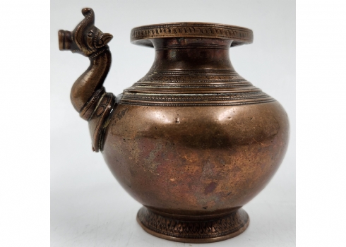 כלי קיבול הודי עתיק למים (לוטה / Lota)