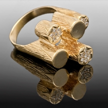 טבעת מעוצבת בדגם 'גלילים בגבהים שונים'