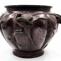 עציץ ברונזה יפני עתיק מתקופת 'מייג'י' (Meiji Period), מעוטר בדגם ציפורים