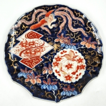 צלחת סינית עתיקה מהמאה ה-19, מעוצבת בצורת צדף ומעוטרת ציורי יד בסגנון אימרי