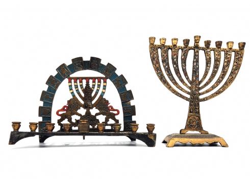 לוט של 2 חנוכיות ישנות, עשויות פליז