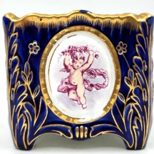 לאספנים - עציץ צרפתי קטן (Cache Pot) מתוצרת: 'ג'יאן' (GIEN), עשוי פאיינס מעוטר