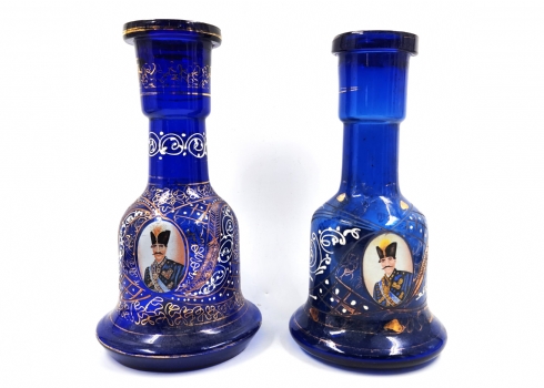 זוג בסיסי נרגילות (הוקות) פרסים עתיקים משנת 1920 בקירוב, עשויים זכוכית קובלט