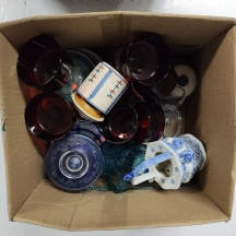 ארגז מציאות של 33 פריטי קרמיקה, פורצלן וזכוכית