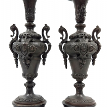 זוג אגרטלים צרפתים עתיקים מהמאה ה-19, עשויים שפלטר (Spelter) מושחר, מעוטרים