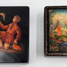 לוט של 2 קופסאות 'פלך' רוסיות (Palekh), עשויות עיסת נייר ומצויירות בצבעי שמן