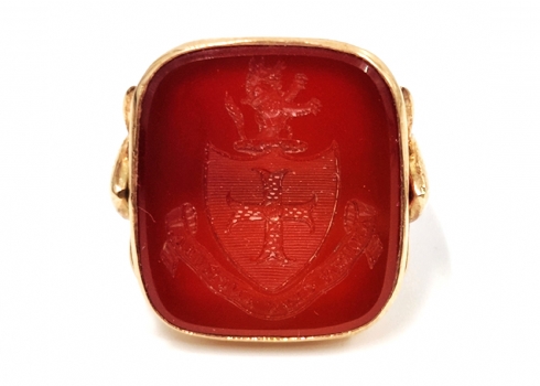 טבעת חותם אנגלית עתיקה מהמאה ה-19, עשויה זהב צהוב 14 קראט ומשובצת לוח קורניאול