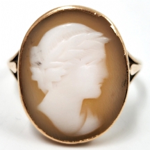 טבעת אנגלית עתיקה (ויקטוריאנית) עשויה זהב משובצת מדליון קמיאו