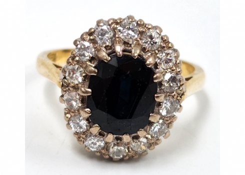 טבעת אנגלית עתיקה בת כמאה שנה, דגם 'דיאנה', עשויה זהב, ספיר כחול ויהלומים