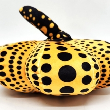 יאיוי קוסאמה Yayoi Kusama (יפן, נ.1929) - כרית בד בצורת דלעת צהובה, רוחב: 28 ס"מ