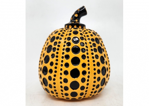 יאיוי קוסאמה Yayoi Kusama (יפן, נ.1929) - דלעת צהובה, פסל שרף צבוע