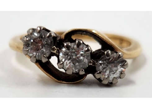 טבעת אנגלית עתיקה (ויקטוריאנית), עשויה זהב משובצת 3 יהלומים בליטוש עתיק